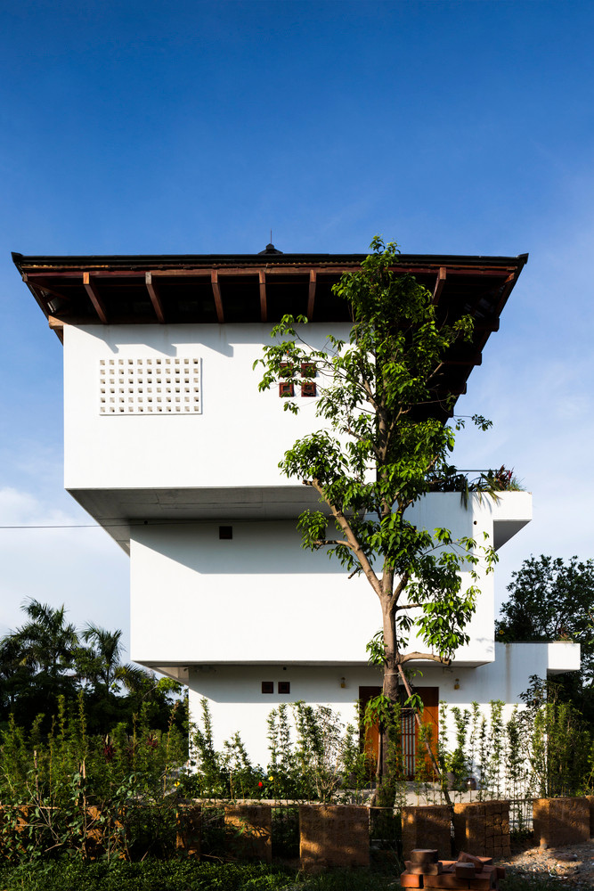 Hướng đến mục tiêu xây dựng nhà ở phù hợp tại khu vực nóng ẩm, kiến trúc sư sử dụng hệ thống cửa và mái nhà bằng gỗ truyền thống để duy trì sự thông gió và ngăn ngừa bức xạ mặt trời. Ảnh: Hiroyuki Oki