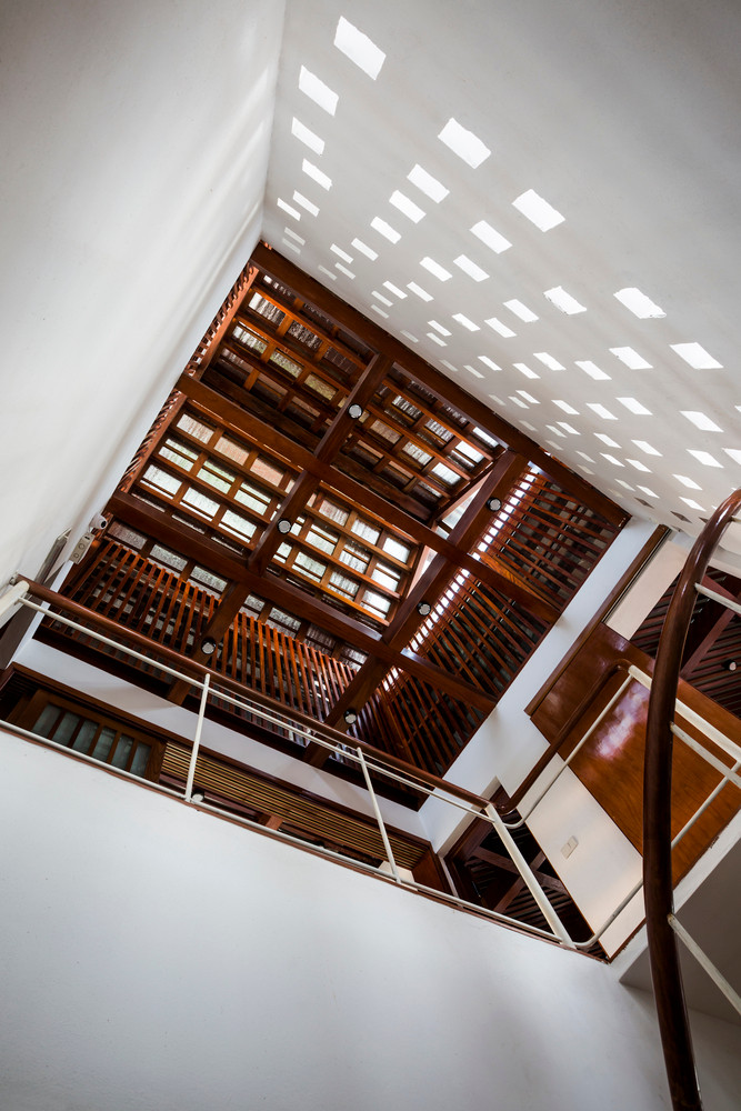 Các tầng trên cung cấp bóng râm cho tầng dưới ở phía Tây Bắc và giảm sức hấp thụ nhiệt của kết cấu bê tông cốt thép bên dưới. Ảnh: Hiroyuki Oki