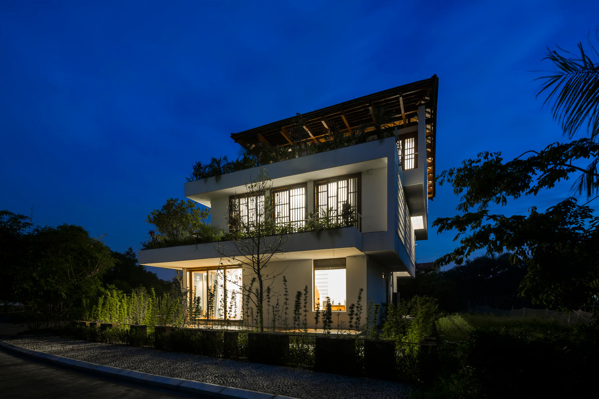 Đặc biệt, mỗi tầng đều được thiết kế “xéo”, tạo hình bậc thang cho ban công hướng Đông Nam. Ảnh: Hiroyuki Oki