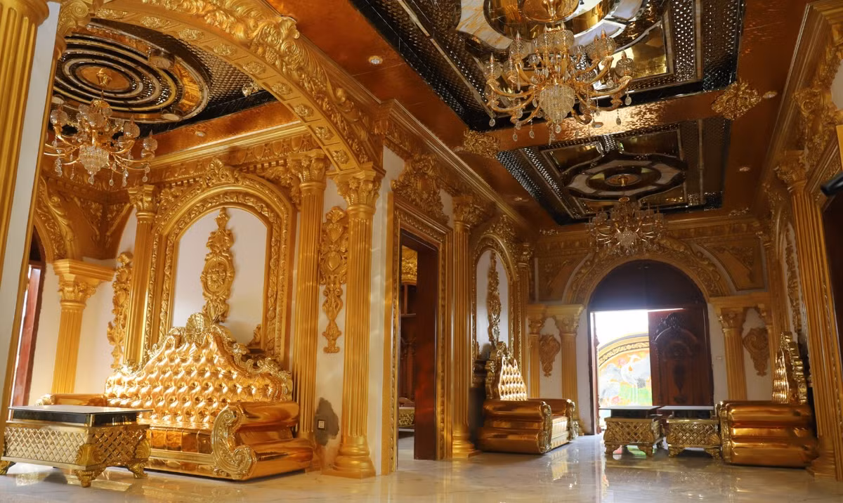 Nội thất trong nhà phần lớn là đồ gỗ, được chạm khắc tinh xảo.