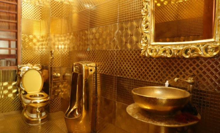 Nhiều chi tiết được phủ vàng 23K và vàng công nghiệp.