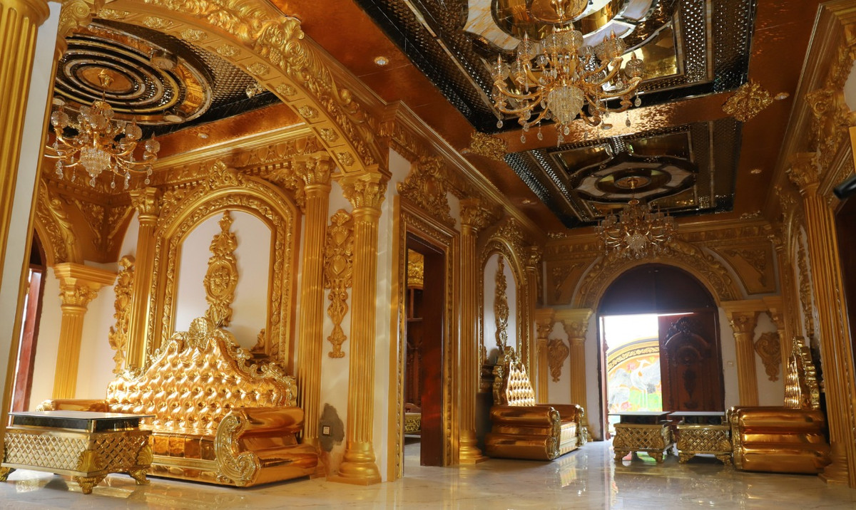 Nội thất trong nhà phần lớn là đồ gỗ, được chạm khắc tinh xảo.