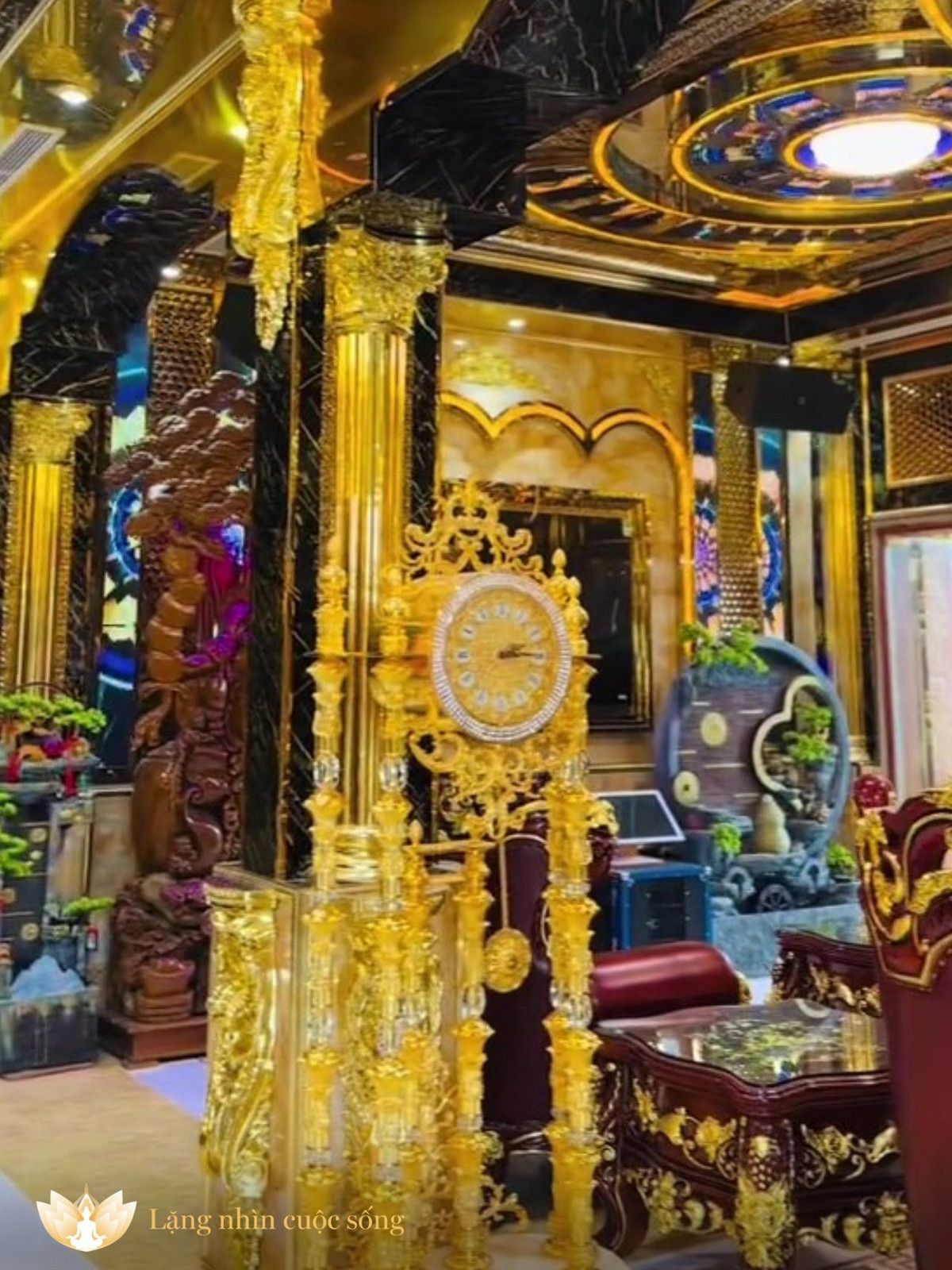 Trong nhà có thang máy để di chuyển giữa các tầng.