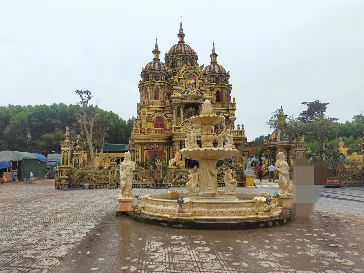 Hiện tại, phần mộc, cửa và ốp trần, nội thất vẫn đang trong giai đoạn tiếp tục thực hiện. Nguồn ảnh: Facebook