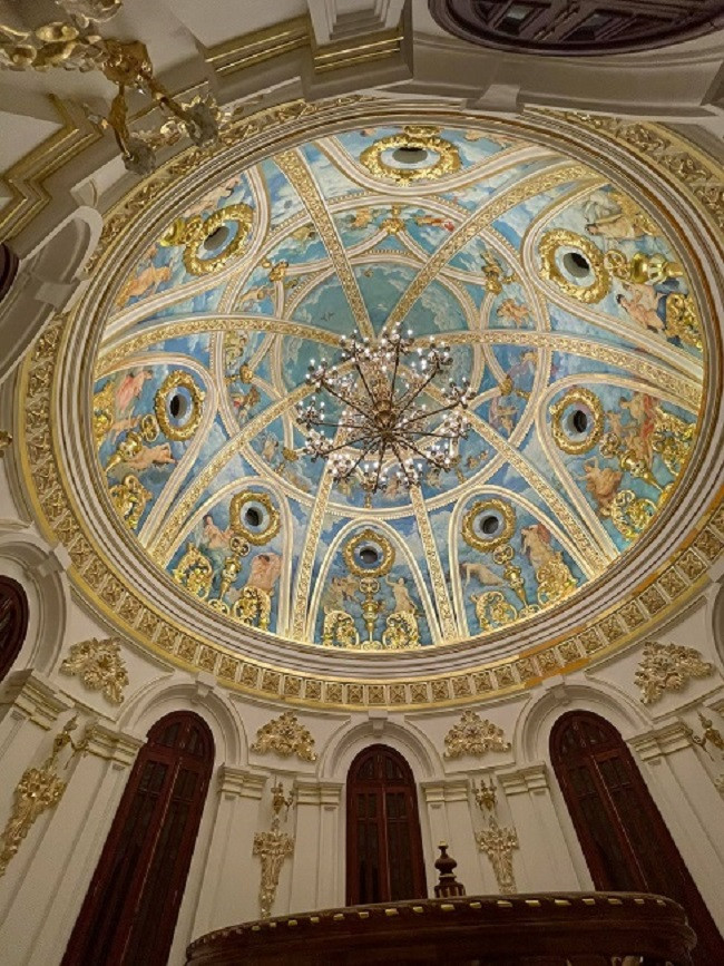 Từng chi tiết trang trí trong nhà đều tỉ mỉ, sang trọng, đậm chất hoàng gia. Ảnh: Facebook