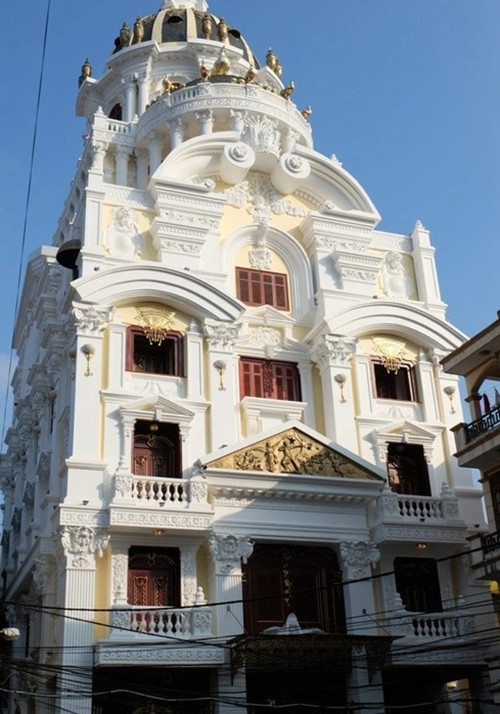 Điều đặc biệt trên tòa lâu đài là chủ nhân "chịu chơi" đến mức đúc 6 con gà vàng cỡ lớn đặt lên trên nóc. Ảnh: Internet