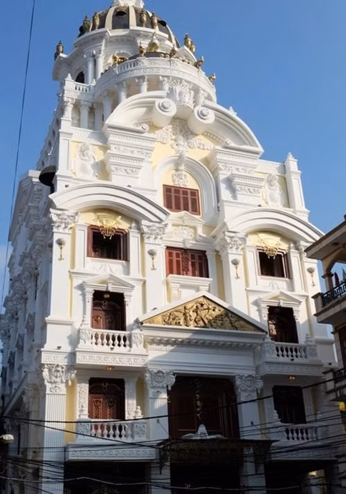 Điều đặc biệt trên tòa lâu đài là chủ nhân "chịu chơi" đến mức đúc 6 con gà vàng cỡ lớn đặt lên trên nóc. Ảnh: Internet