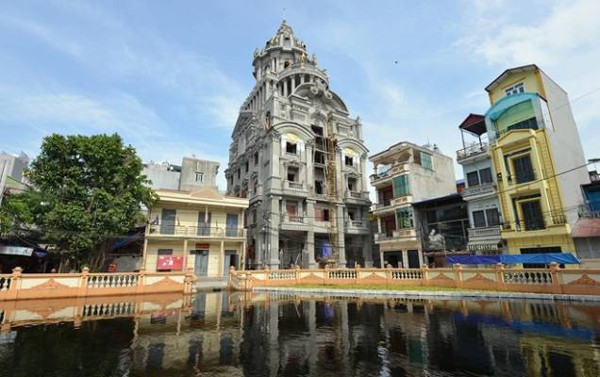 Tòa nhà gồm 5 tầng, có diện tích khoảng 400m2, được thiết kết như những lâu đài cổ ở nước ngoài. Ảnh: Vietnamnet
