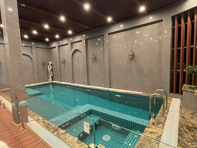 Khu vực bể bơi lớn trong nhà. Ảnh: Facebook