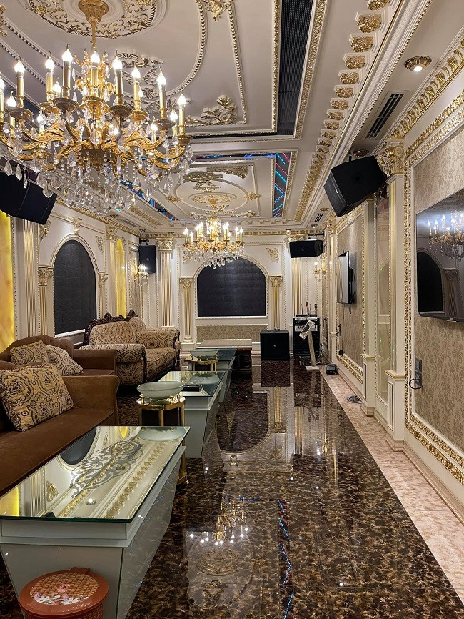 Phòng khách lớn trong tòa lâu đài. Ảnh: Facebook