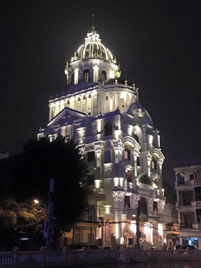 Nằm bên bờ sông Tô Lịch, gần đường Hoàng Quốc Việt (Cầu Giấy, Hà Nội), tòa lâu đài dát vàng của đại gia Nguyễn Quốc Thanh (SN 1957, quê Thanh Hóa, khởi nghiệp từ buôn bán phế liệu) khiến ai đi ngang qua cũng phải trầm trồ. Ảnh: Vietnamnet