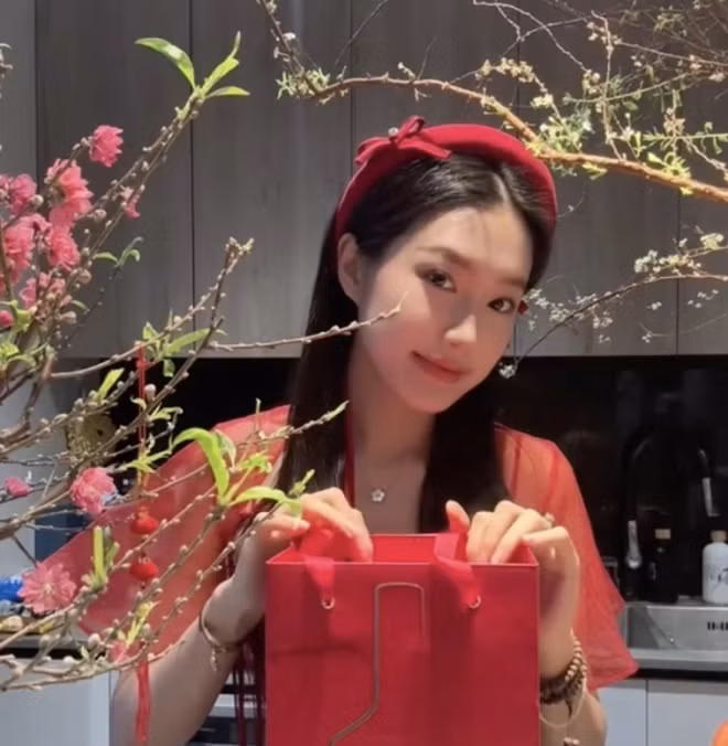 Căn nhà thường xuyên được Doãn Hải My tô điểm bằng rất nhiều hoa tươi.