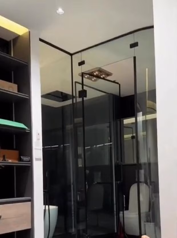 Nhà vệ sinh hiện đại, tách biệt hai khu vực khô và ướt.