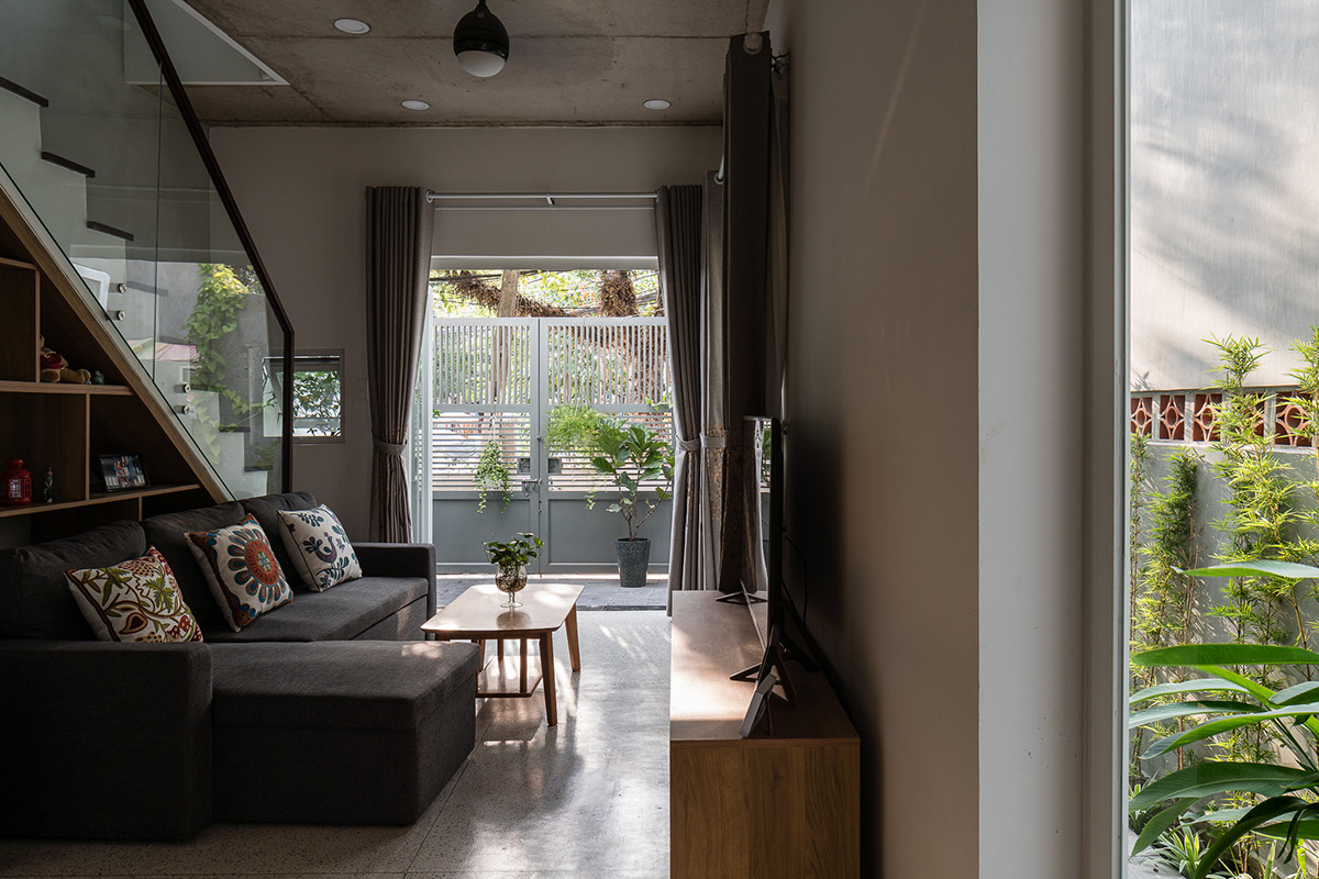 Phòng khách đơn giản, đầy đủ tiện nghi.