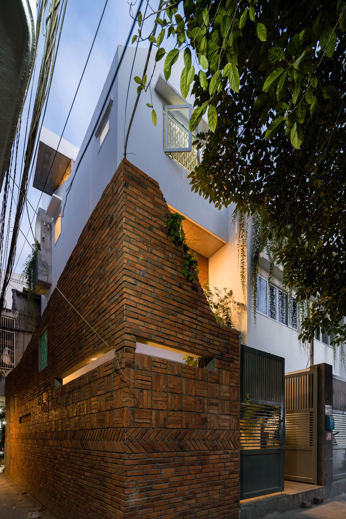 Căn nhà nổi bật với phần gạch nung độc đáo ngay mặt tiền.