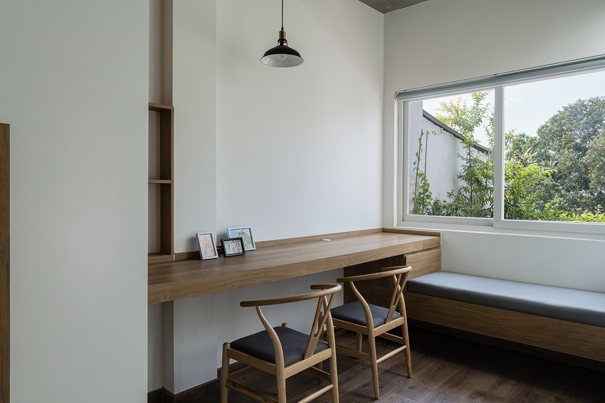 Khu vực làm việc sáng thoáng với cửa sổ rộng.