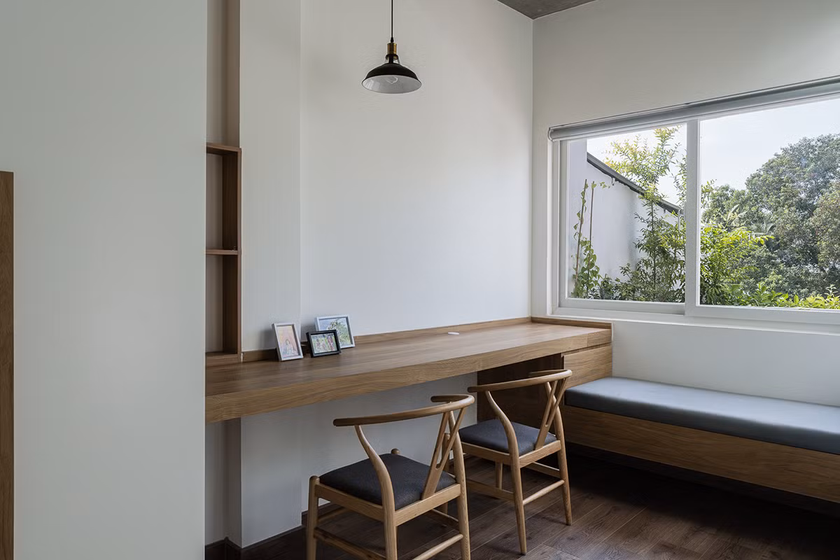 Khu vực làm việc sáng thoáng với cửa sổ rộng.