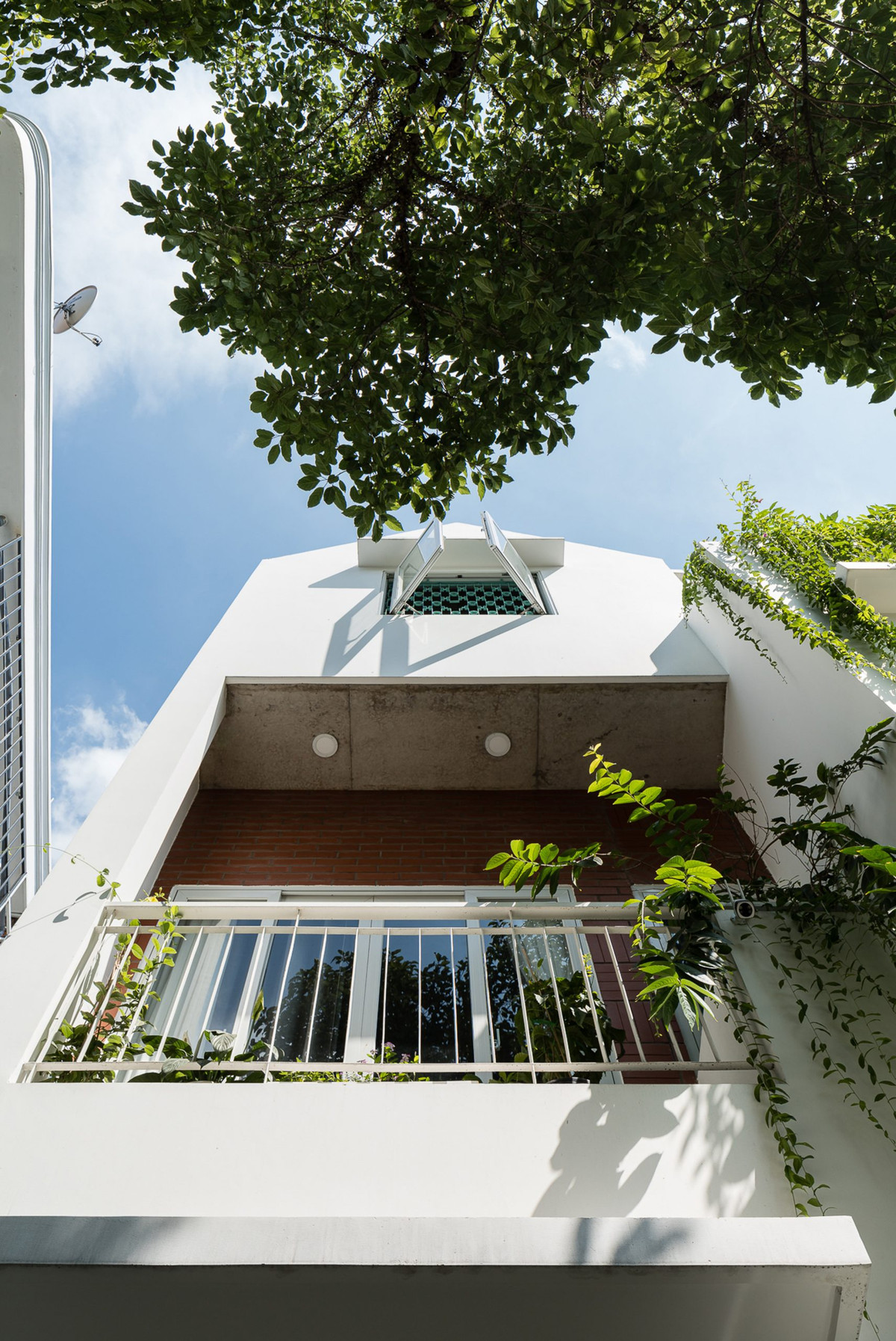 Do hạn chế về giấy phép xây dựng nên kiến trúc sư tìm cách lồng ghép 3 khối chức năng (1 khối để ở và 2 khối còn lại để cho thuê) nhằm thỏa mãn được yêu cầu của chủ nhà…