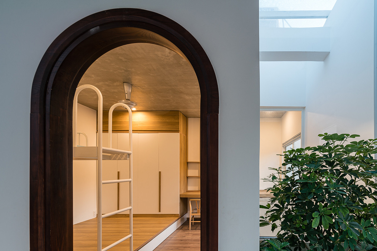 Góc nhìn qua cửa vòm khá lạ mắt và độc đáo.