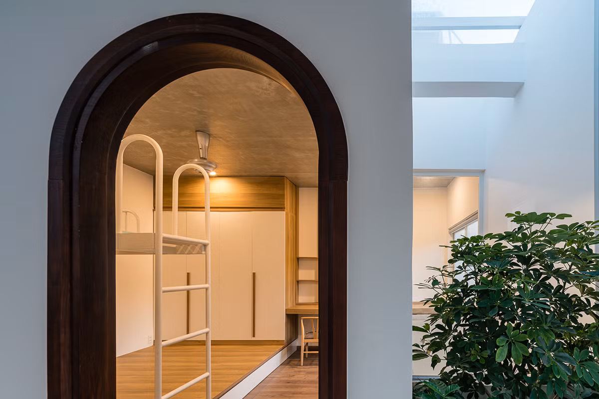 Góc nhìn qua cửa vòm khá lạ mắt và độc đáo.