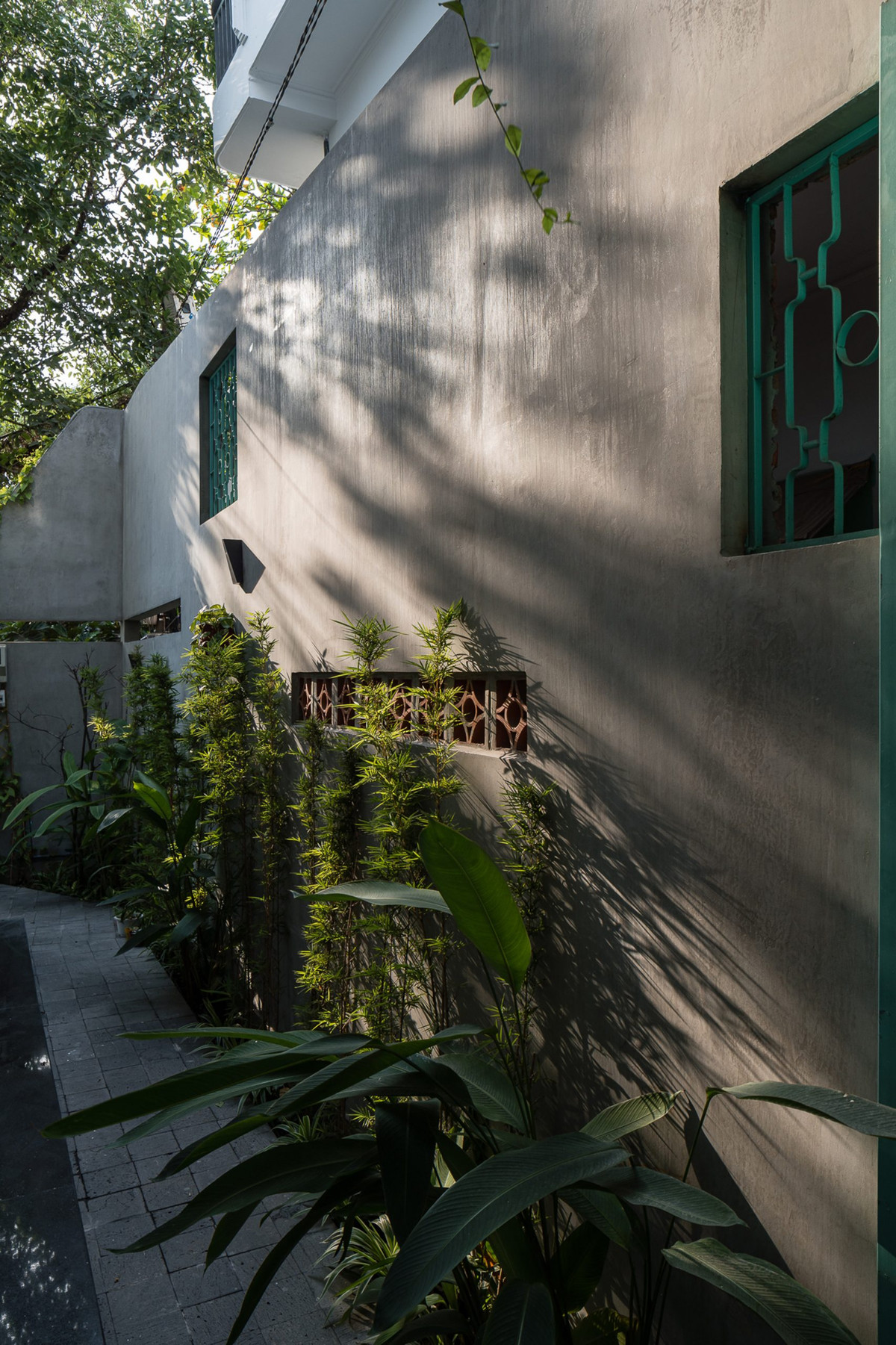 Khoảng thông tầng nhỏ nhưng vẫn giúp không khí dễ dàng lưu thông và lấy ánh sáng tối đa.