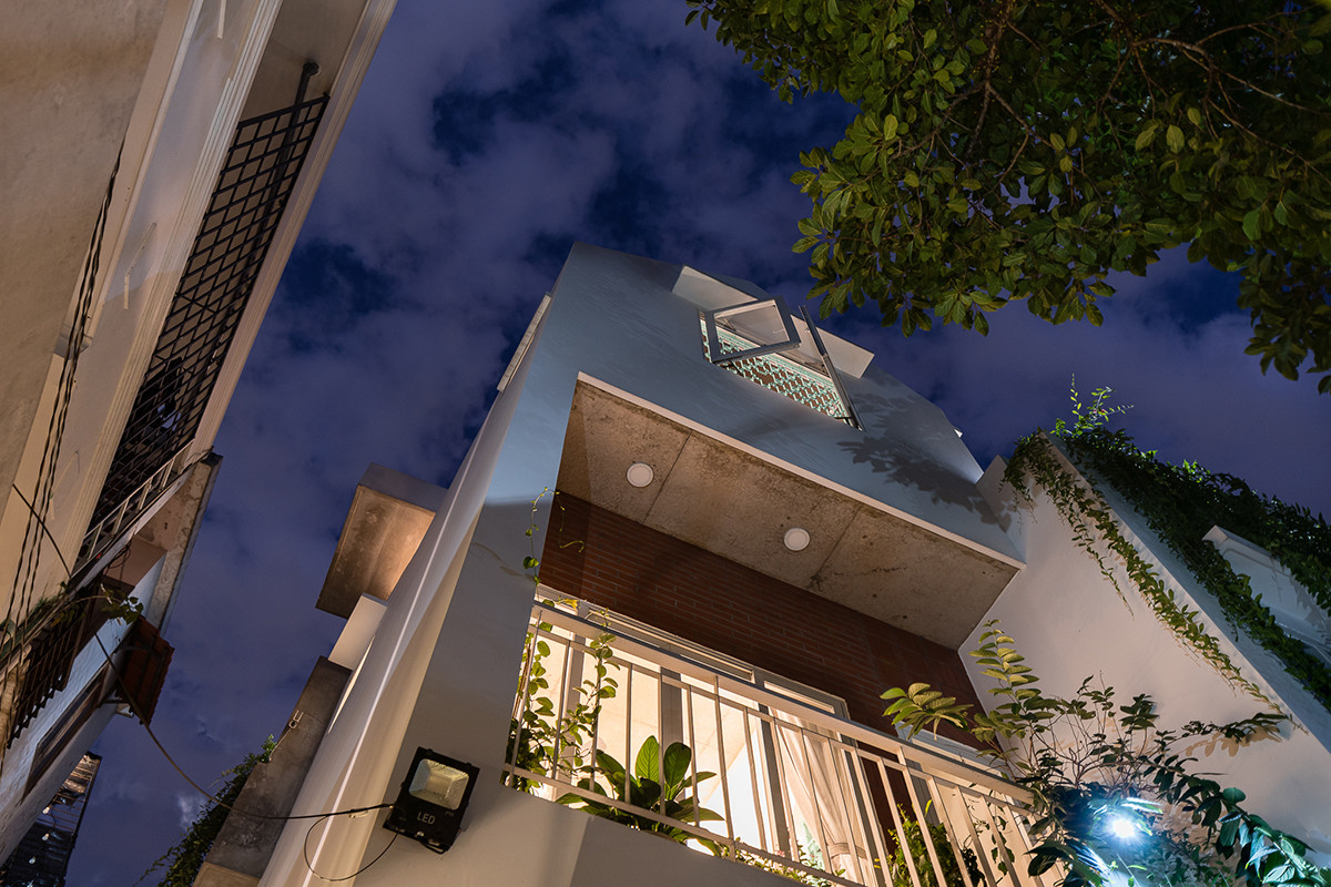 Tọa lạc tại Quận 7 (TP HCM), Q7 house là công trình nhà ở dạng tổ hợp nhiều chức năng sử dụng, mục đích khác nhau. Ngôi nhà được xây dựng cho gia đình gần 10 thành viên.