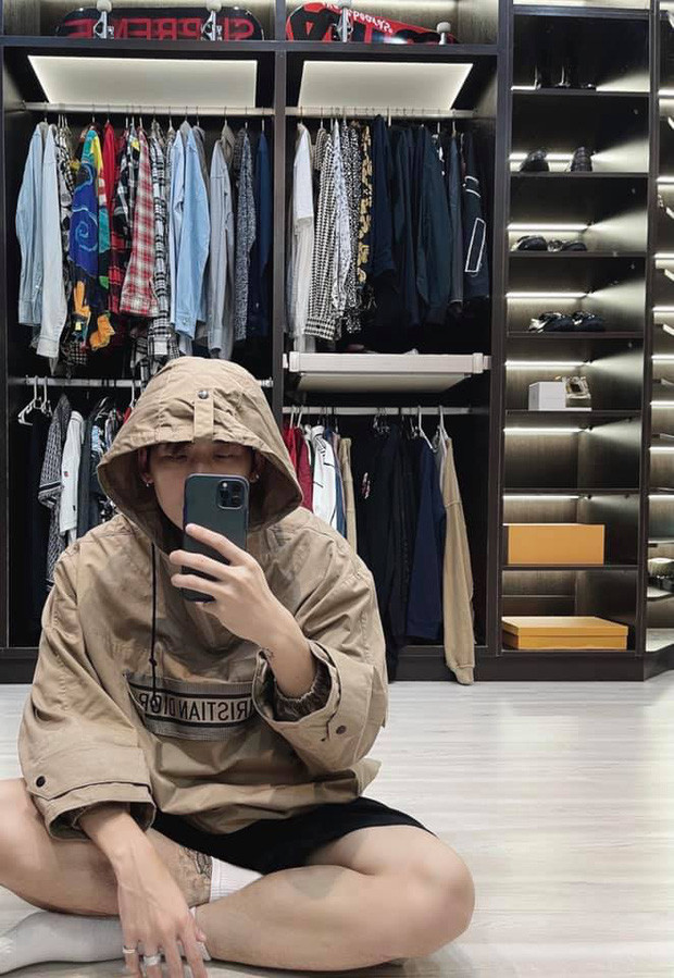 Phòng đựng đồ của Tuấn Trần xếp gọn gàng, ngăn nắp.