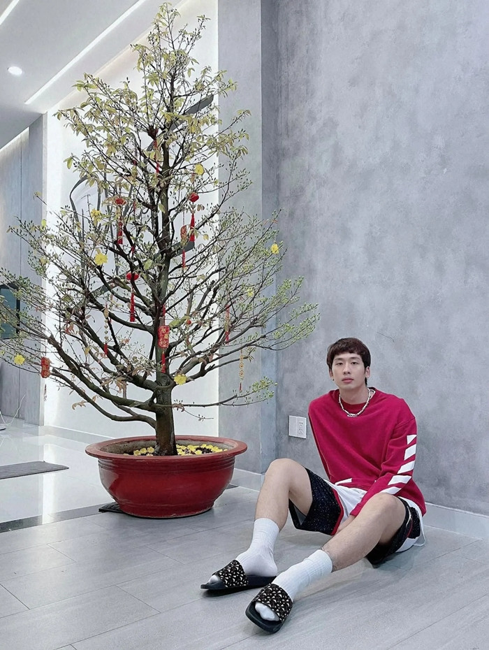 Ngoài đời thực, nam diễn viên thường chia sẻ một vài góc trong căn nhà khiến công chúng phải trầm trồ bởi sự đơn giản nhưng vẫn sang trọng.