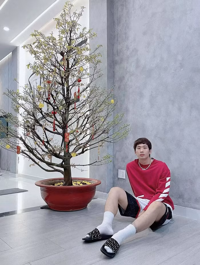 Ngoài đời thực, nam diễn viên thường chia sẻ một vài góc trong căn nhà khiến công chúng phải trầm trồ bởi sự đơn giản nhưng vẫn sang trọng.