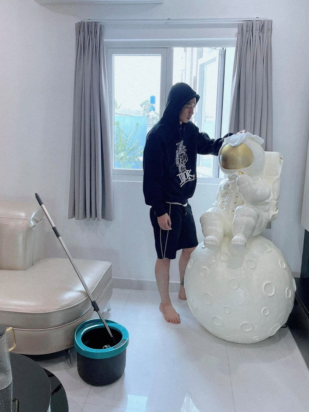 Tuấn Trần chỉ đặt một vài mô hình để tạo điểm nhấn cho không gian.