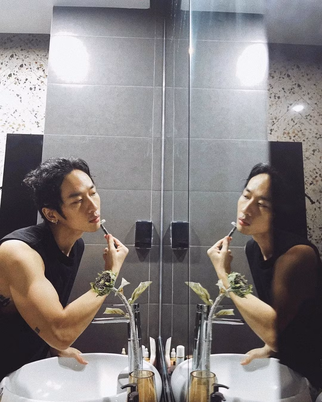 Phòng tắm đơn giản nhưng hiện đại.