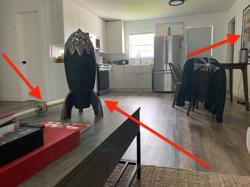 Căn nhà của Elon Musk tuy nhỏ (chỉ hơn 37 mét vuông) nhưng khá tiện ích. Trên bàn đặt một vật giống kiếm katana, một tác phẩm điêu khắc hình tên lửa, sách và một vài món đồ giống như trò chơi.