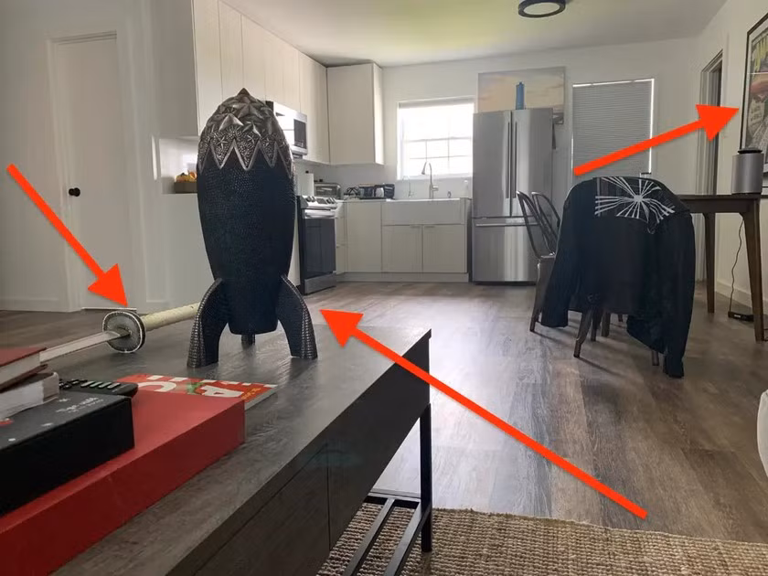 Căn nhà của Elon Musk tuy nhỏ (chỉ hơn 37 mét vuông) nhưng khá tiện ích. Trên bàn đặt một vật giống kiếm katana, một tác phẩm điêu khắc hình tên lửa, sách và một vài món đồ giống như trò chơi.