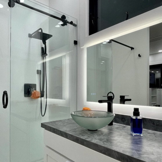 Phòng vệ sinh nhỏ gọn nhưng vẫn có đầy đủ các thiết bị tiêu chuẩn là vòi sen và bồn rửa.