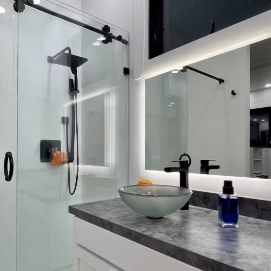 Phòng vệ sinh nhỏ gọn nhưng vẫn có đầy đủ các thiết bị tiêu chuẩn là vòi sen và bồn rửa.