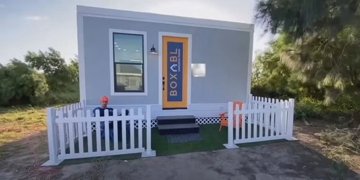 Ngôi nhà tiết kiệm chi phí, có thể tùy chỉnh với nhiều sơ đồ tầng và được thiết kế để tồn tại lâu dài. Điều quan trọng là những căn nhà di động này đảm bảo an toàn cho chủ sở hữu và thân thiện với môi trường, tiết kiệm năng lượng.