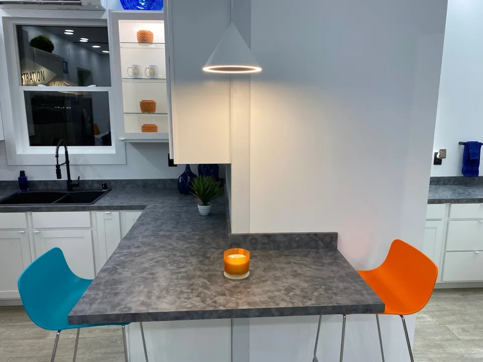 Khu vực này còn có một bàn ăn mini cùng với ghế ngồi quầy bar.