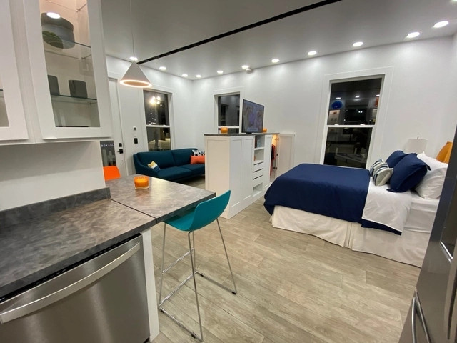 Khu vực đa chức năng được thiết kế không chỉ để làm phòng khách. Sofa có thể kéo ra làm giường khi cần thiết.