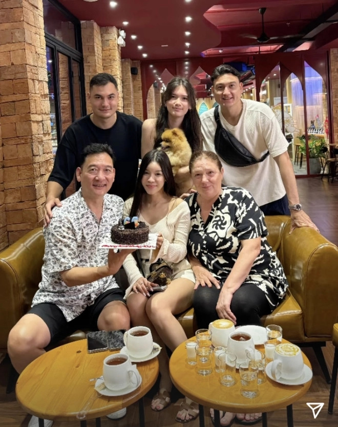 Bố của Đặng Văn Lâm là ông Đặng Văn Sơn (anh em với nghệ sĩ nhân dân Đặng Văn Hùng) và mẹ anh là bà Olga Zhukova, từng là diễn viên múa ballet.