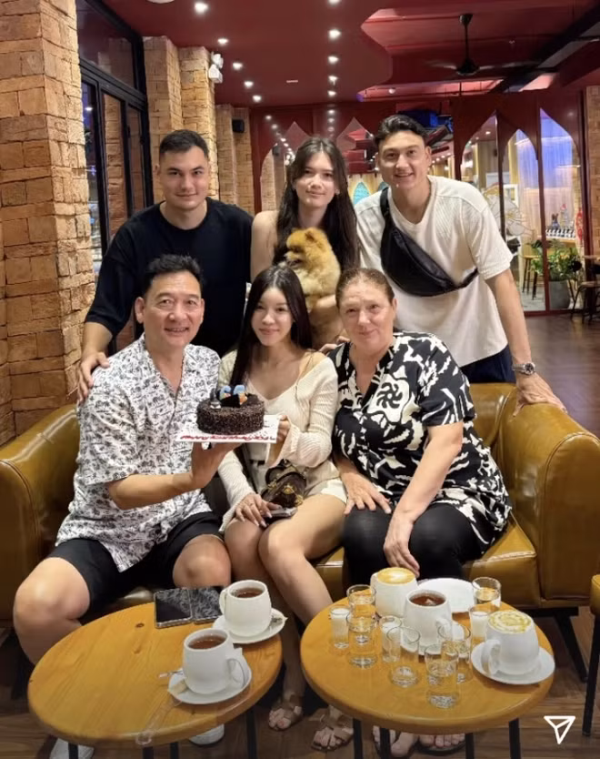 Bố của Đặng Văn Lâm là ông Đặng Văn Sơn (anh em với nghệ sĩ nhân dân Đặng Văn Hùng) và mẹ anh là bà Olga Zhukova, từng là diễn viên múa ballet.