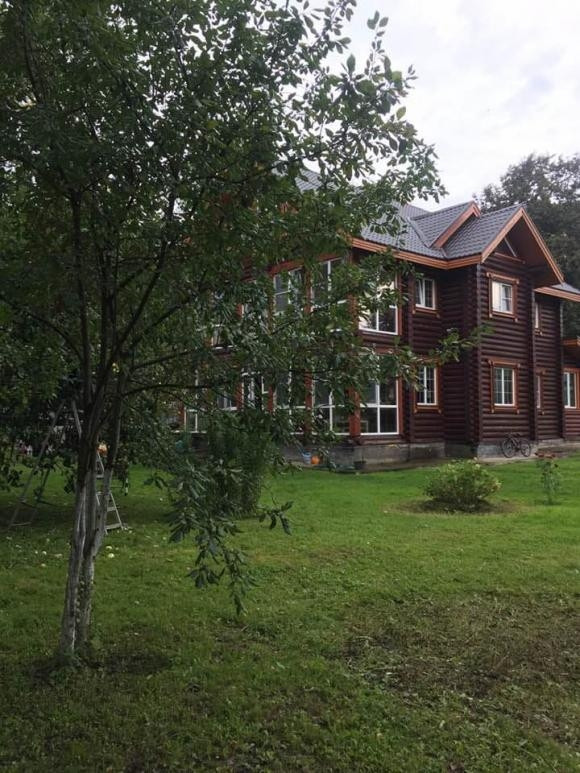 Tại Nga, gia đình Đặng Văn Lâm sống trong ngôi nhà khang trang, bao quanh là vườn cây hoa ngập sắc hương.