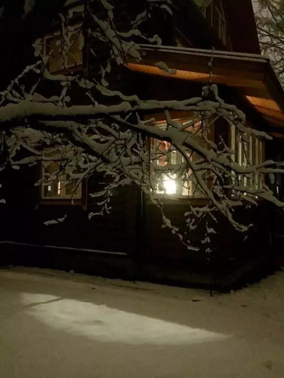 Mùa đông đến, căn nhà bao phủ bởi một lớp tuyết trắng xóa.