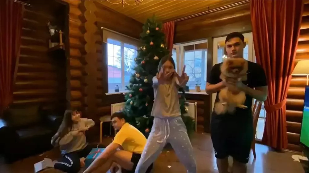 Bên trong nhà có tông màu nâu chủ đạo, được trang trí ngăn nắp và gọn gàng.