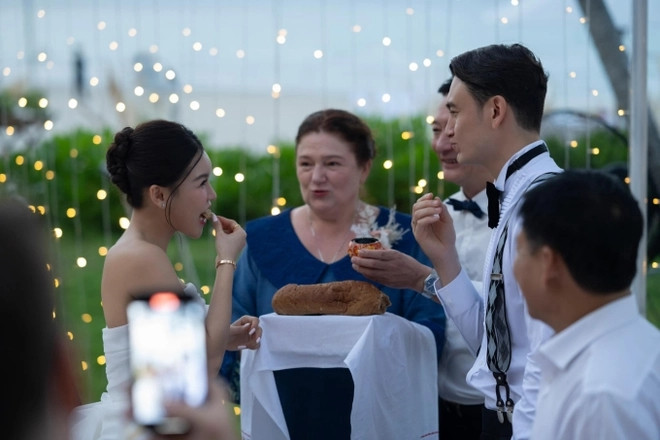 Sau 6 năm hẹn hò, thủ môn Đặng Văn Lâm và Yến Xuân chính thức về chung nhà bằng một đám cưới giản dị. Đáng chú ý, ngày cưới của Văn Lâm trùng với ngày lễ thành hôn của bố mẹ nam cầu thủ hơn 30 năm trước.