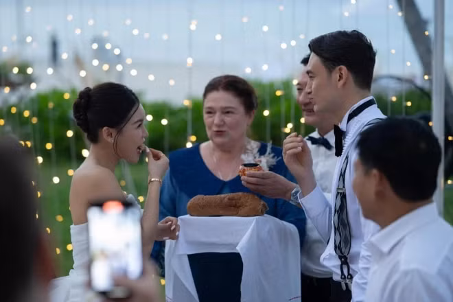 Sau 6 năm hẹn hò, thủ môn Đặng Văn Lâm và Yến Xuân chính thức về chung nhà bằng một đám cưới giản dị. Đáng chú ý, ngày cưới của Văn Lâm trùng với ngày lễ thành hôn của bố mẹ nam cầu thủ hơn 30 năm trước.