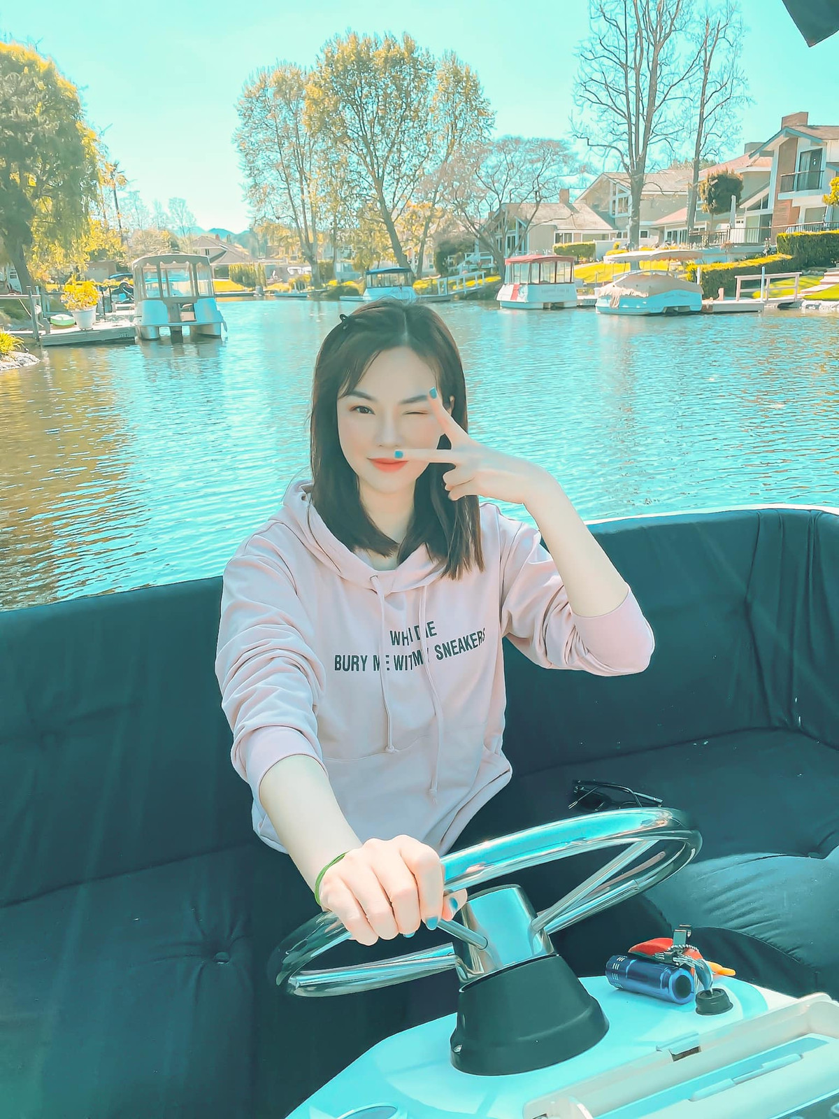 Không ít lần Đào Lan Phương khoe tự lái thuyền, thưởng ngoạn mà chẳng cần đi đâu xa.