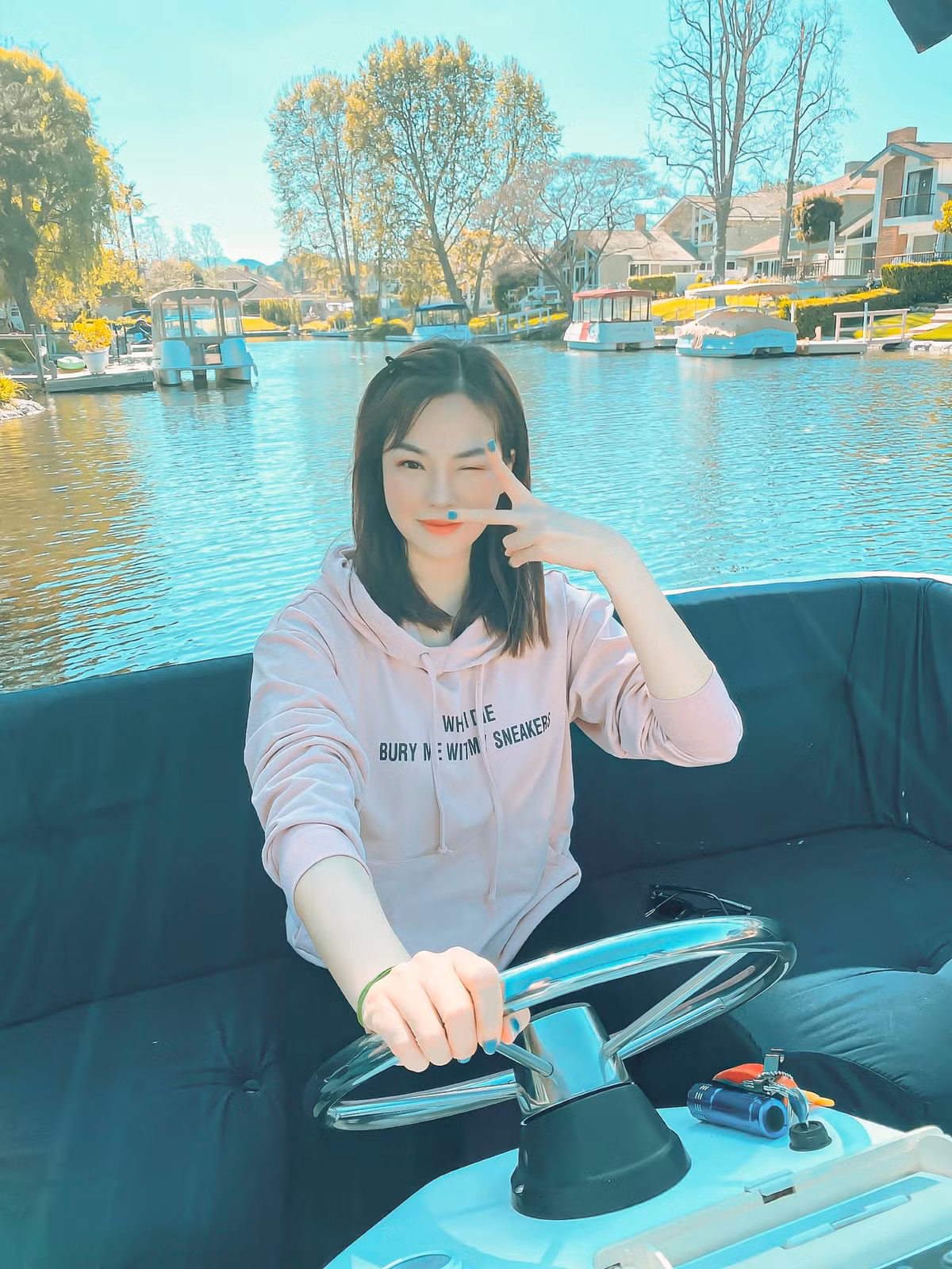 Không ít lần Đào Lan Phương khoe tự lái thuyền, thưởng ngoạn mà chẳng cần đi đâu xa.