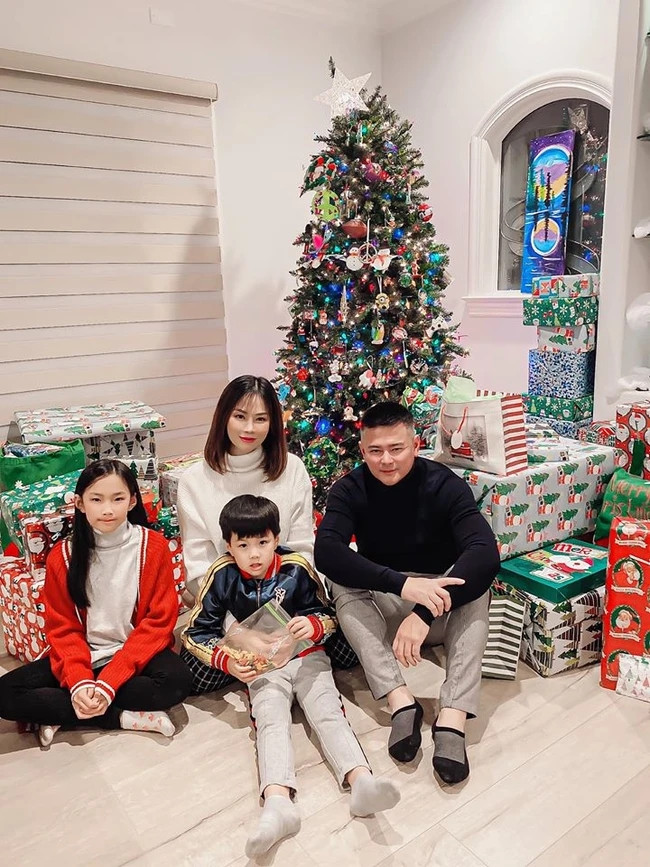 Mỗi dịp lễ, phòng khách của gia đình Lan Phương luôn được trang hoàng theo đúng chủ đề.