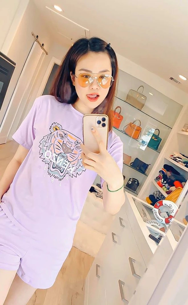 Căn phòng yêu thích nhất của Đào Lan Phương là phòng trưng bày túi hiệu sang chảnh và nhiều mẫu mã hệt như đang ở cửa hàng.