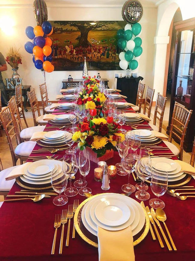 Bộ bàn ăn cầu kì do chính tay con dâu tỷ phú Hoàng Kiều thực hiện. Nguồn ảnh: FBNV